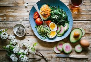 **Alt text:** simple habits for weight loss infographic by Flow Wellness highlighting daily habits for sustainable weight loss, metabolism support, and long-term health